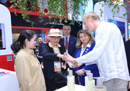 Mme la Consul Hsu Feng et S.E Mme Boisson ambassadeur Monaco en Chine visitant le Pavillon de Monaco.jpg