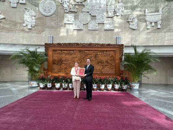 Photo Remise copies figurées S.E. Mme Boisson, Ambassadeur de Monaco en Chine